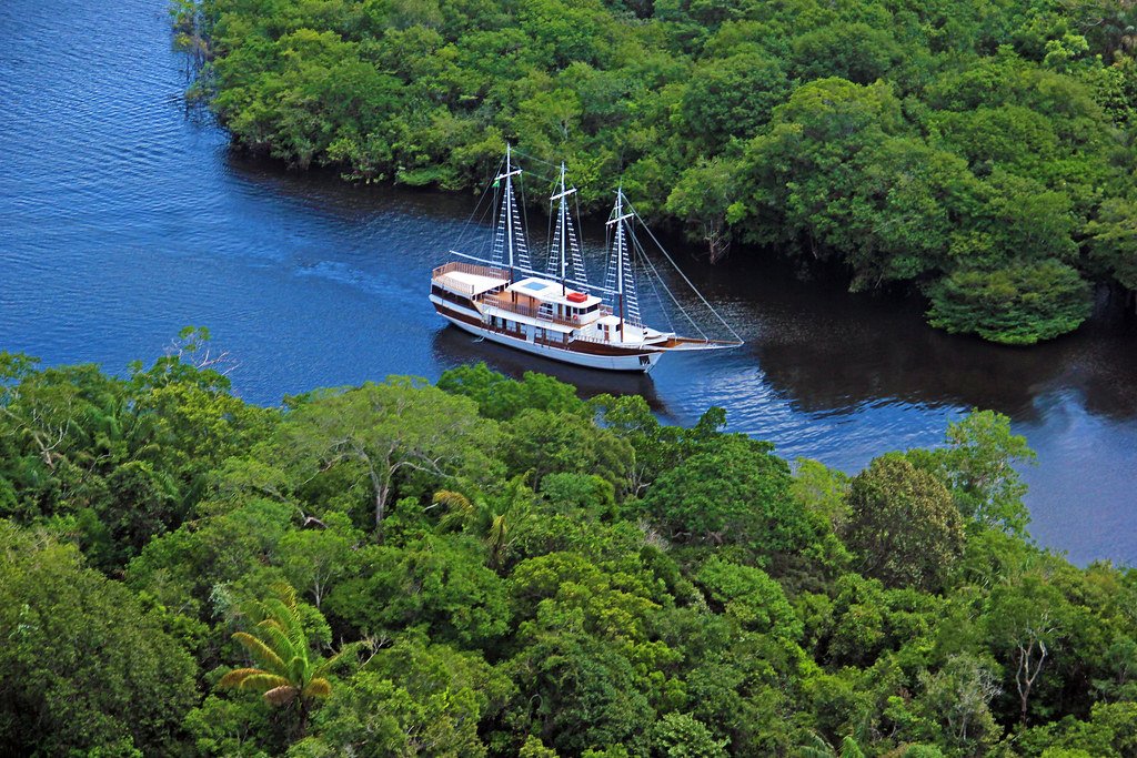 O barco no Rio Negro