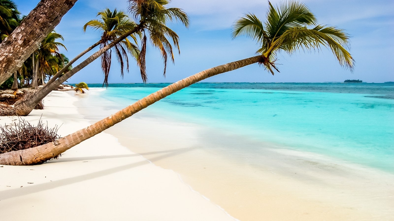 Praia de águas turquesa nas Caraíbas